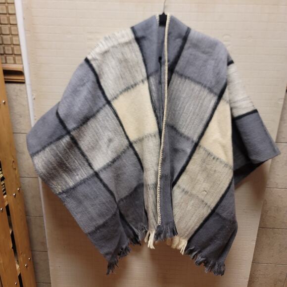Vintage Wool poncho Serape Plaid Gray Cream Black One Size Wrap Cape - Picture 1 of 7